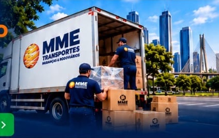 Caminhão MME Transportes e equipe realizando uma mudança em São Paulo